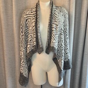 Abercrombie & Fitch Black and Cream Geometric Poncho